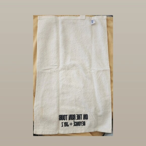 BEYONCE'S ON THE RUN TOUR TOWEL - JULY 11, 2014 - The Metlife Stadium - Picture 5 of 7